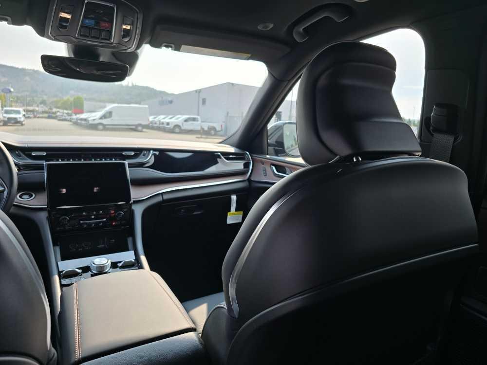 new 2025 Jeep Grand Cherokee car, priced at $58,995