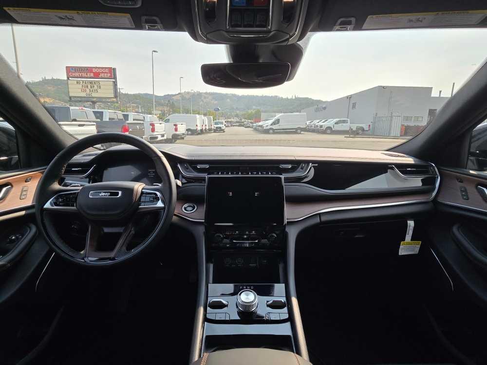new 2025 Jeep Grand Cherokee car, priced at $58,995
