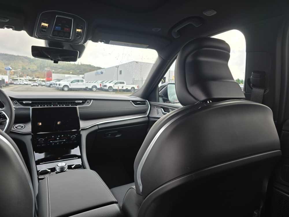 new 2025 Jeep Grand Cherokee car, priced at $56,995