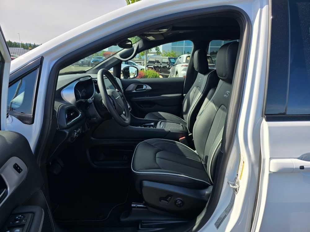 new 2025 Chrysler Pacifica Hybrid car, priced at $49,495