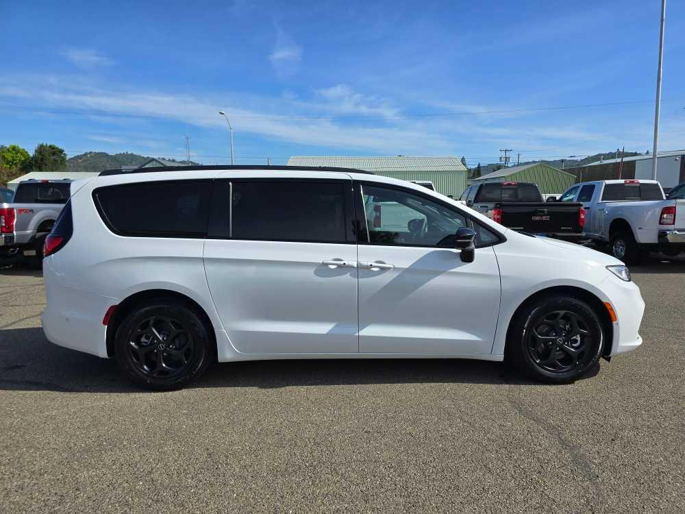 new 2025 Chrysler Pacifica Hybrid car, priced at $49,495