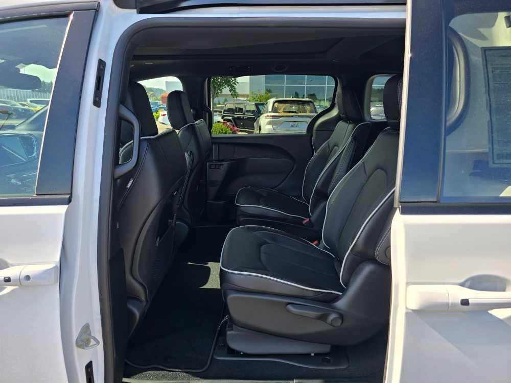 new 2025 Chrysler Pacifica Hybrid car, priced at $49,495