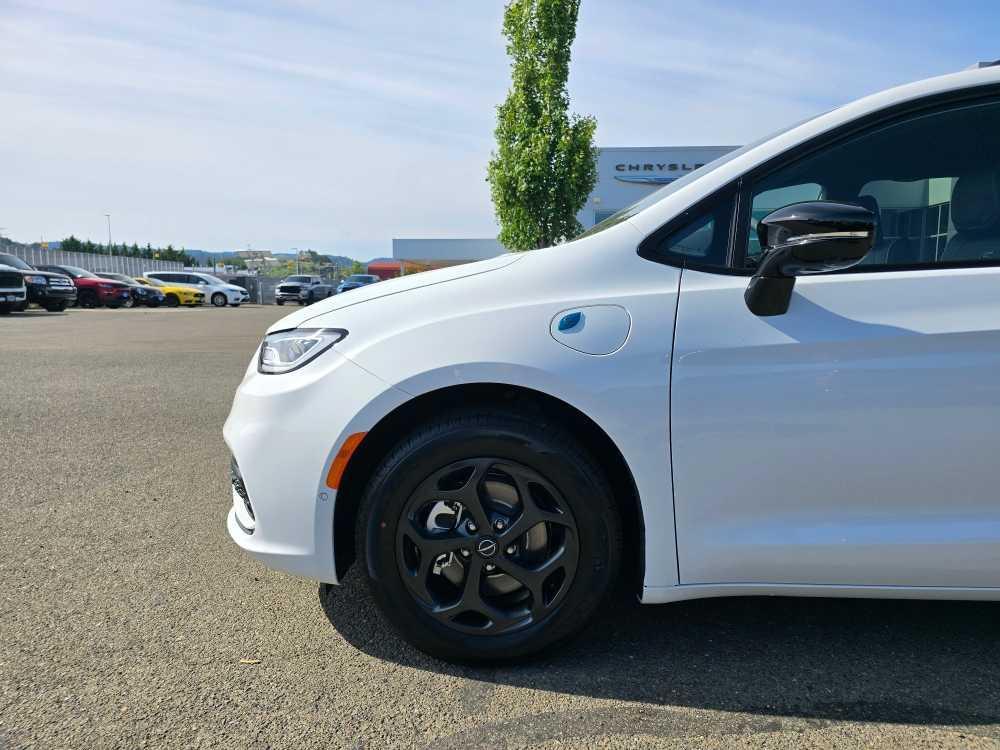 new 2025 Chrysler Pacifica Hybrid car, priced at $49,495