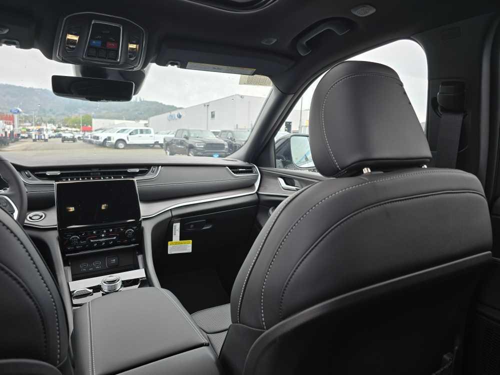 new 2025 Jeep Grand Cherokee car, priced at $49,995