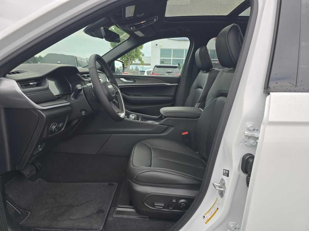 new 2025 Jeep Grand Cherokee car, priced at $49,995