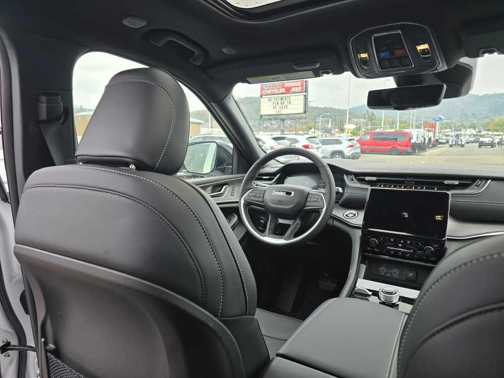new 2025 Jeep Grand Cherokee car, priced at $49,995