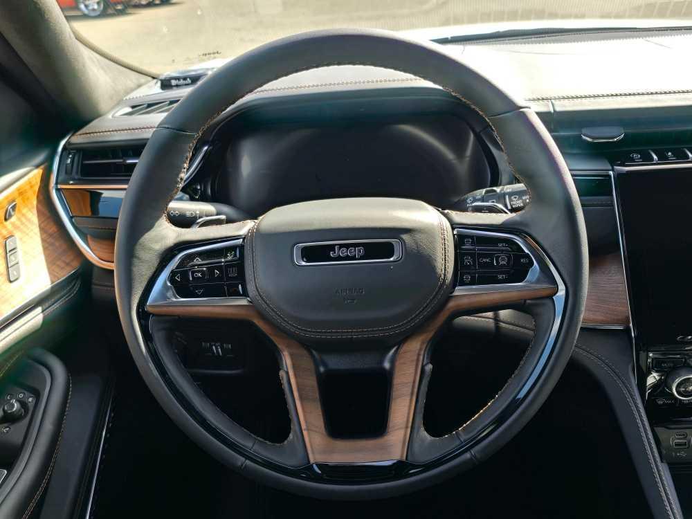 new 2025 Jeep Grand Cherokee car, priced at $61,995