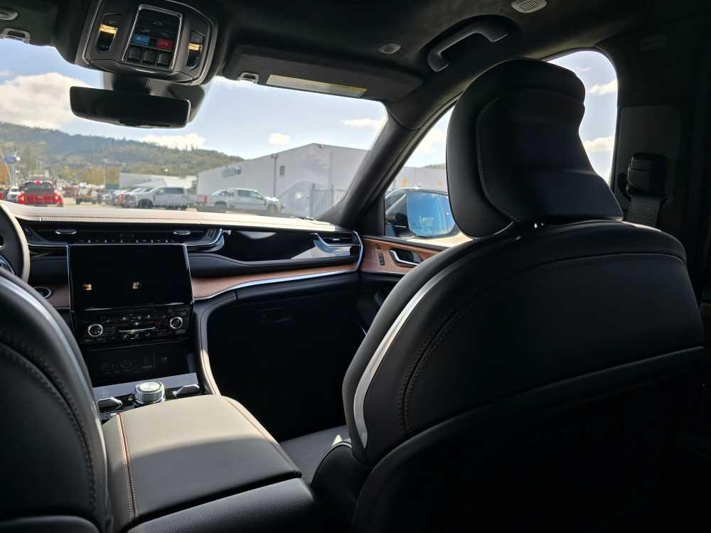 new 2025 Jeep Grand Cherokee car, priced at $61,995