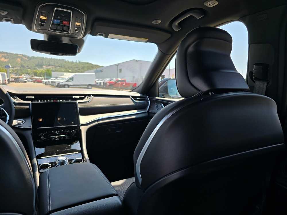 new 2025 Jeep Grand Cherokee car, priced at $57,995
