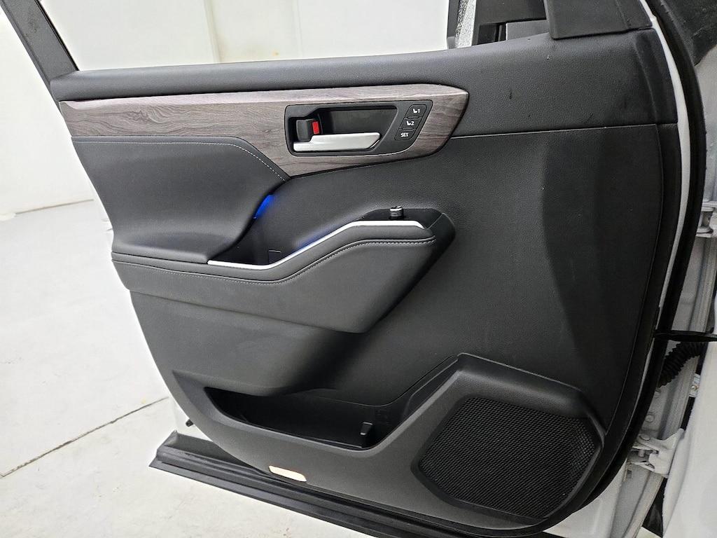 used 2020 Toyota Highlander car, priced at $42,998