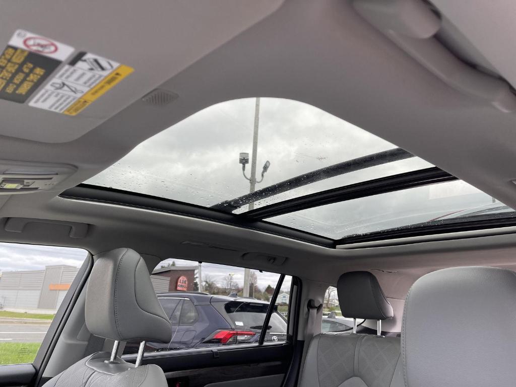 used 2022 Toyota Highlander car, priced at $38,816