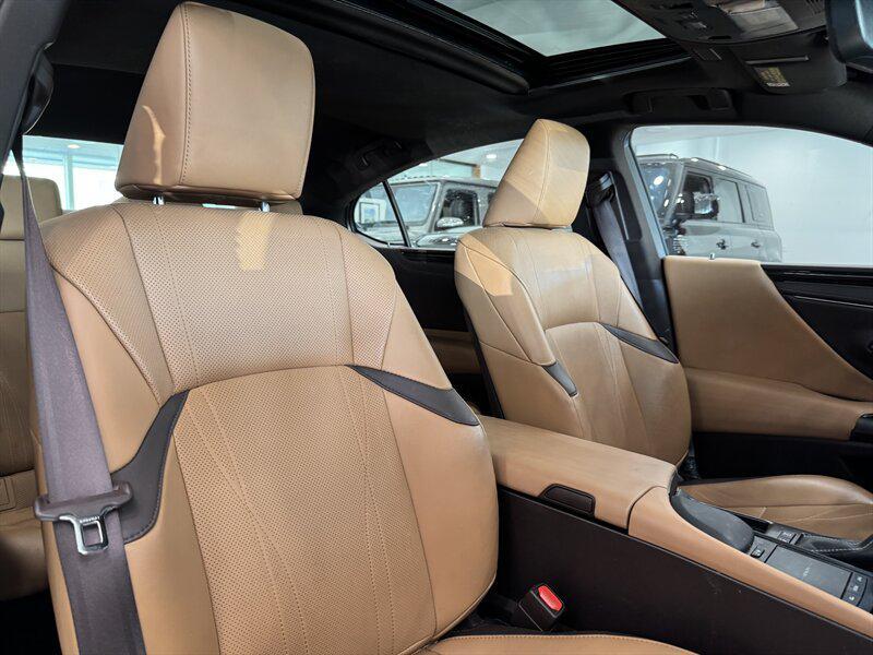 used 2019 Lexus ES 300h car, priced at $33,990