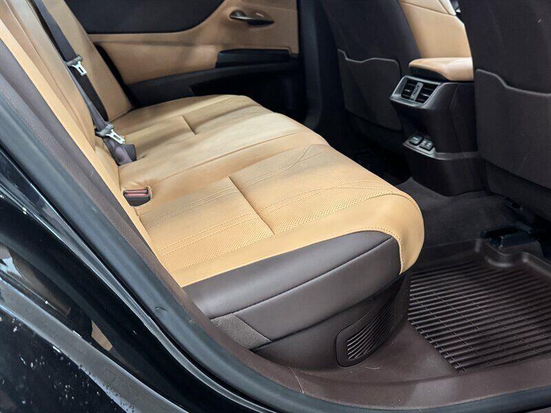 used 2019 Lexus ES 300h car, priced at $32,890