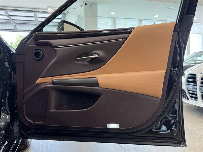 used 2019 Lexus ES 300h car, priced at $32,890