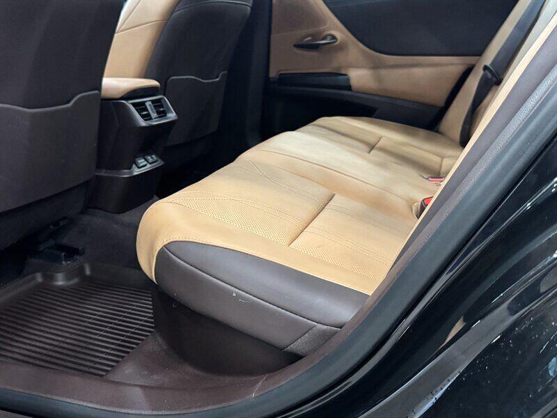 used 2019 Lexus ES 300h car, priced at $32,890