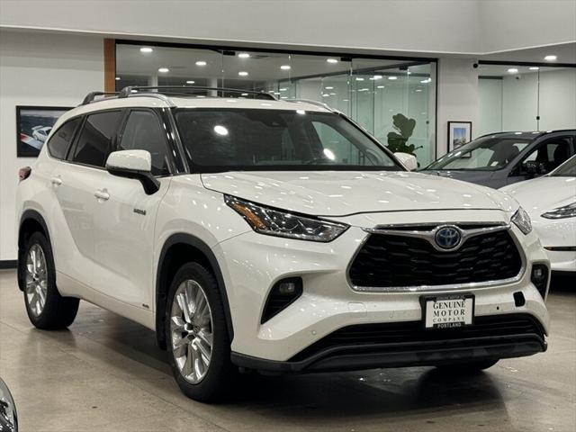 used 2020 Toyota Highlander Hybrid car, priced at $30,900