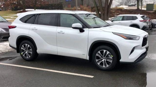 new 2025 Toyota Highlander Hybrid car, priced at $52,448