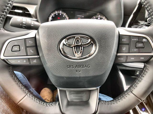 used 2022 Toyota Highlander car, priced at $31,495