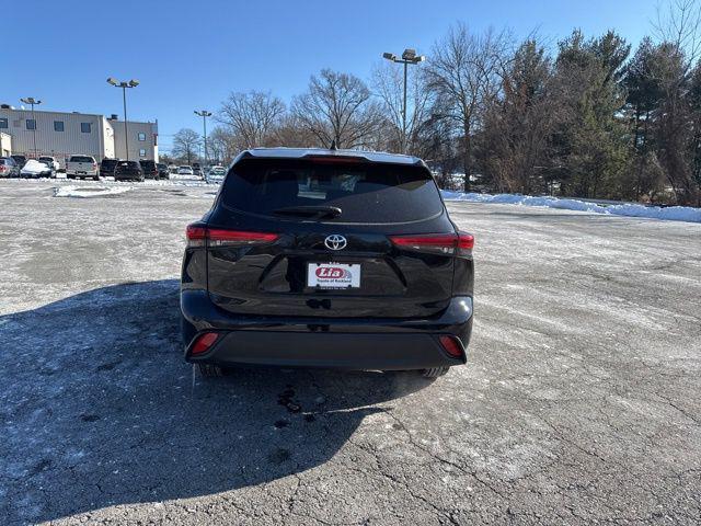 used 2022 Toyota Highlander car, priced at $32,487