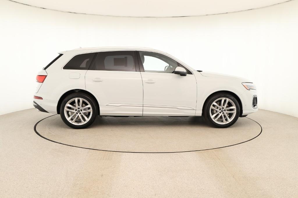 new 2025 Audi Q7 car, priced at $76,900