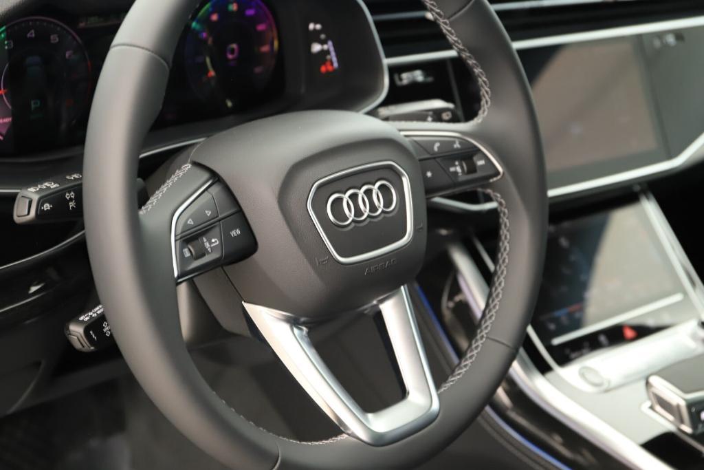 new 2025 Audi Q7 car, priced at $76,300