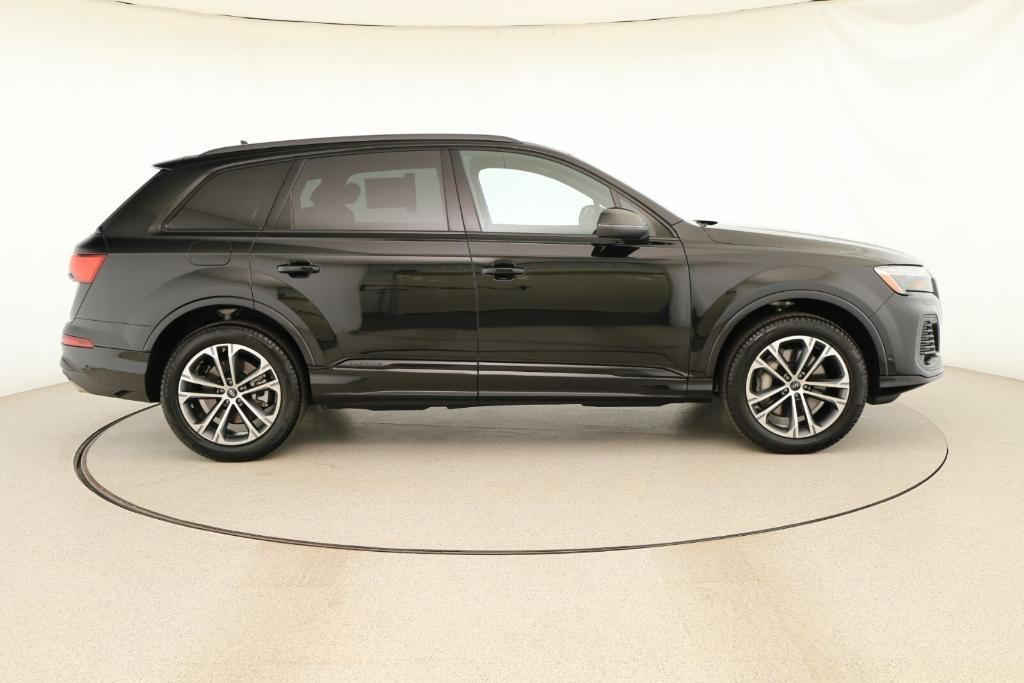 new 2025 Audi Q7 car, priced at $68,370