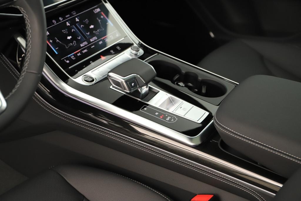 new 2025 Audi Q7 car, priced at $76,300