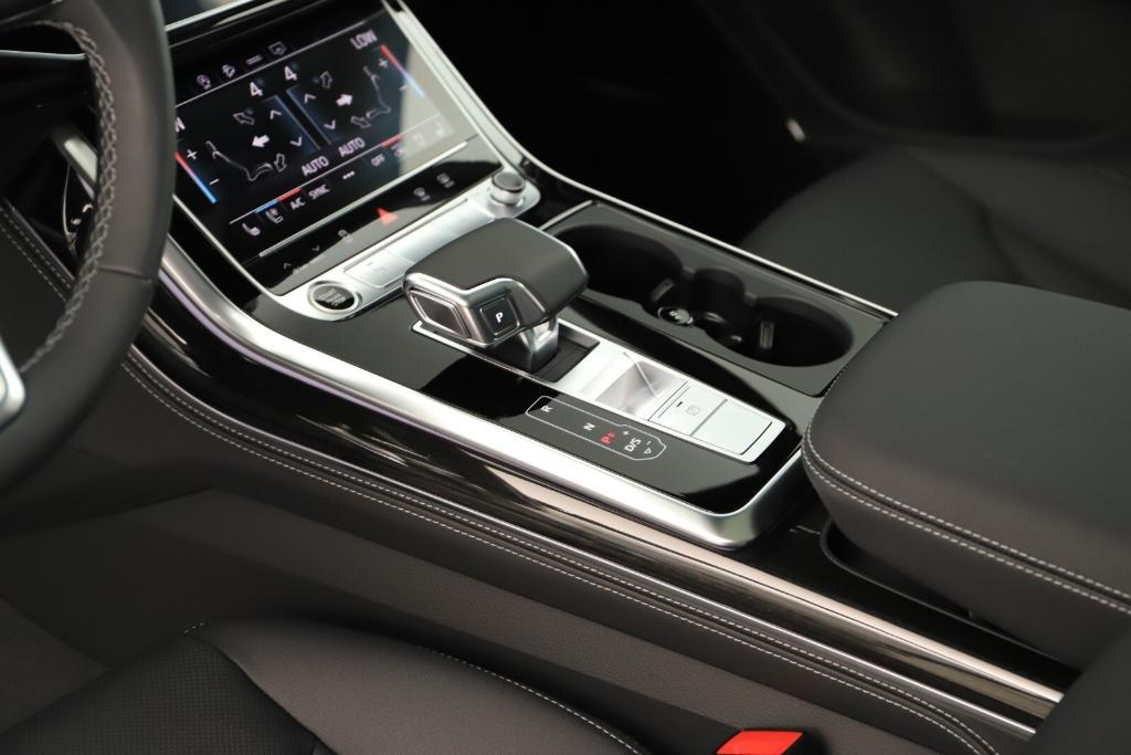 new 2025 Audi Q7 car, priced at $76,300