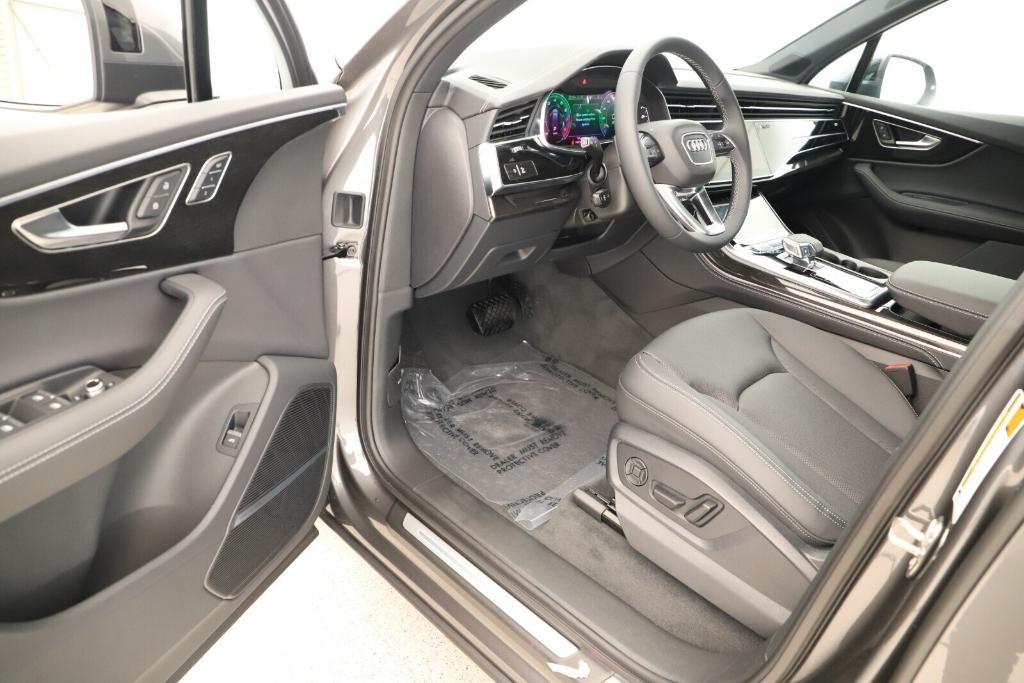 new 2025 Audi Q7 car, priced at $76,300