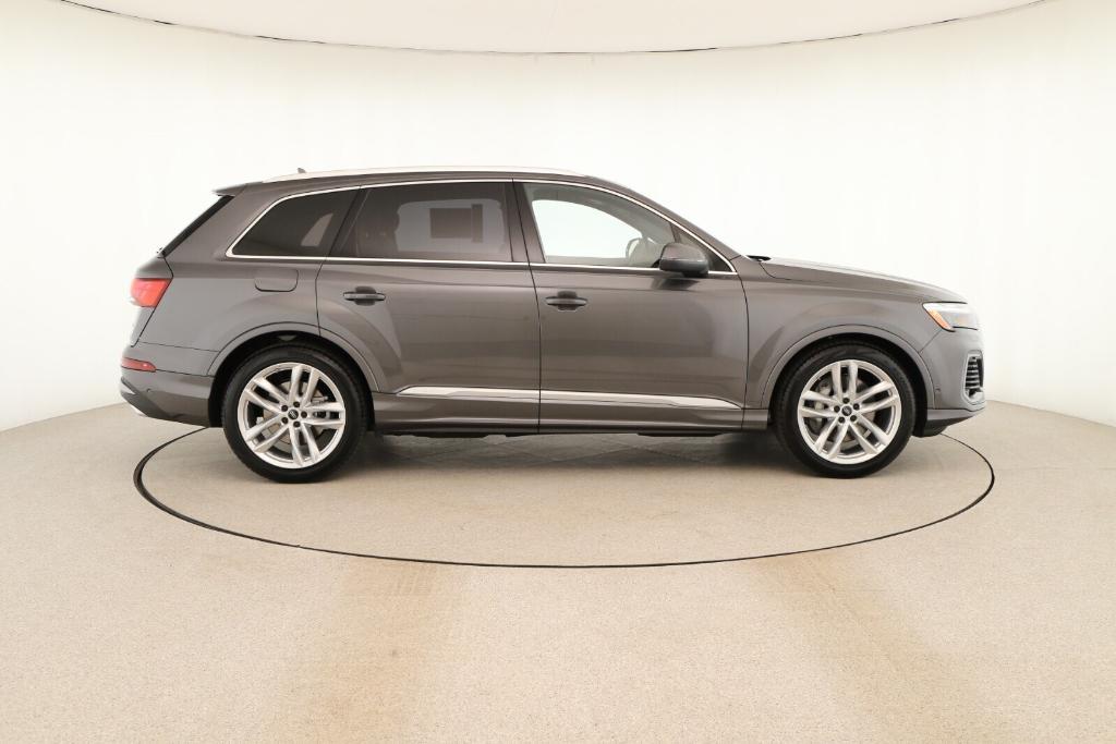 new 2025 Audi Q7 car, priced at $76,300