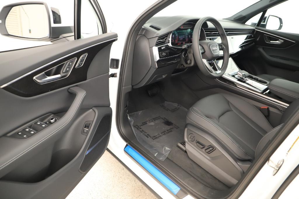 new 2025 Audi Q7 car, priced at $76,770