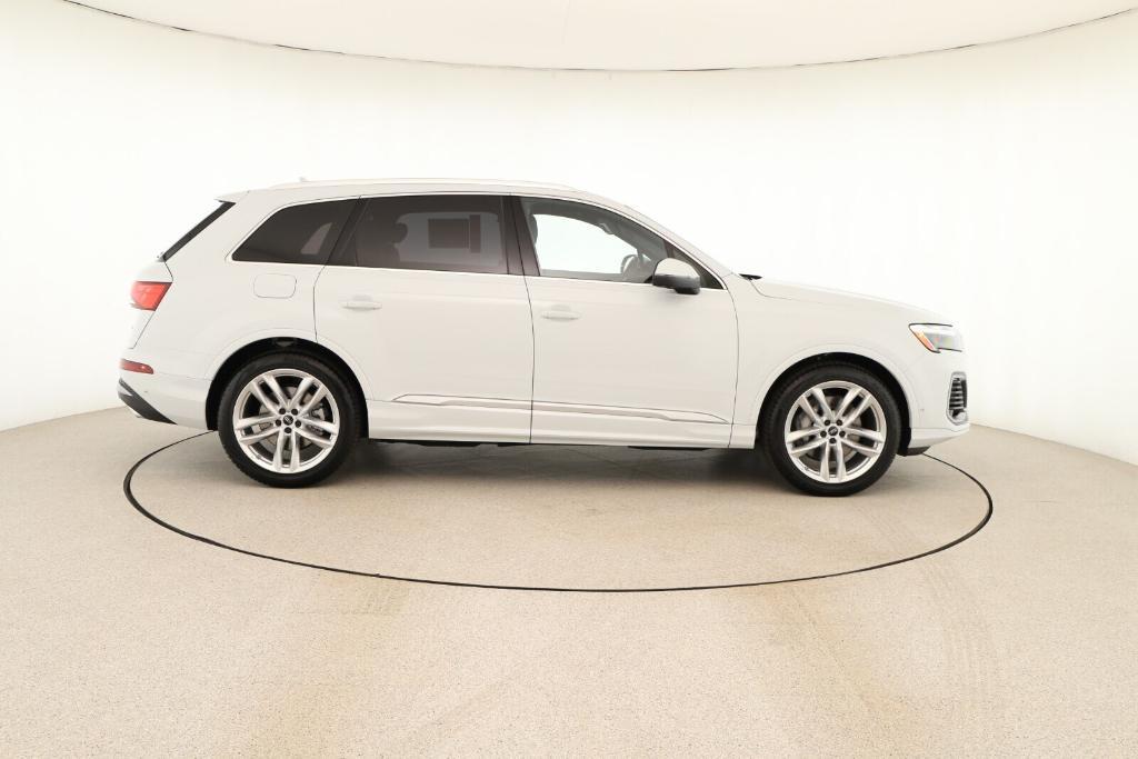 new 2025 Audi Q7 car, priced at $76,260