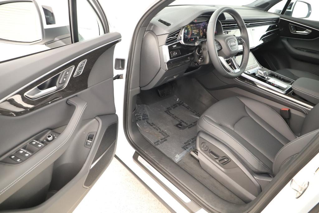 new 2025 Audi Q7 car, priced at $76,300