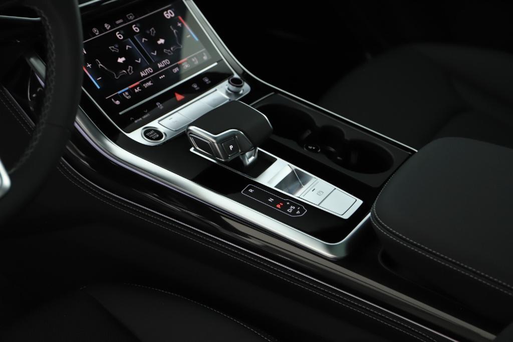 new 2025 Audi Q7 car, priced at $76,300