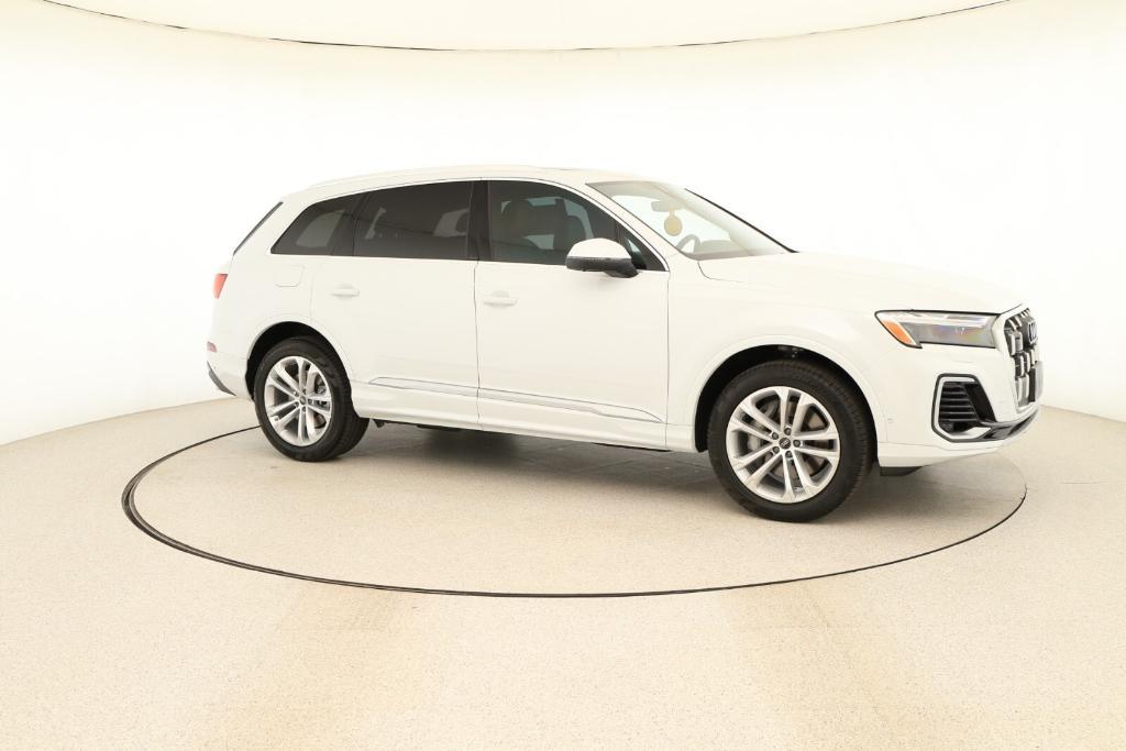 new 2025 Audi Q7 car, priced at $75,510