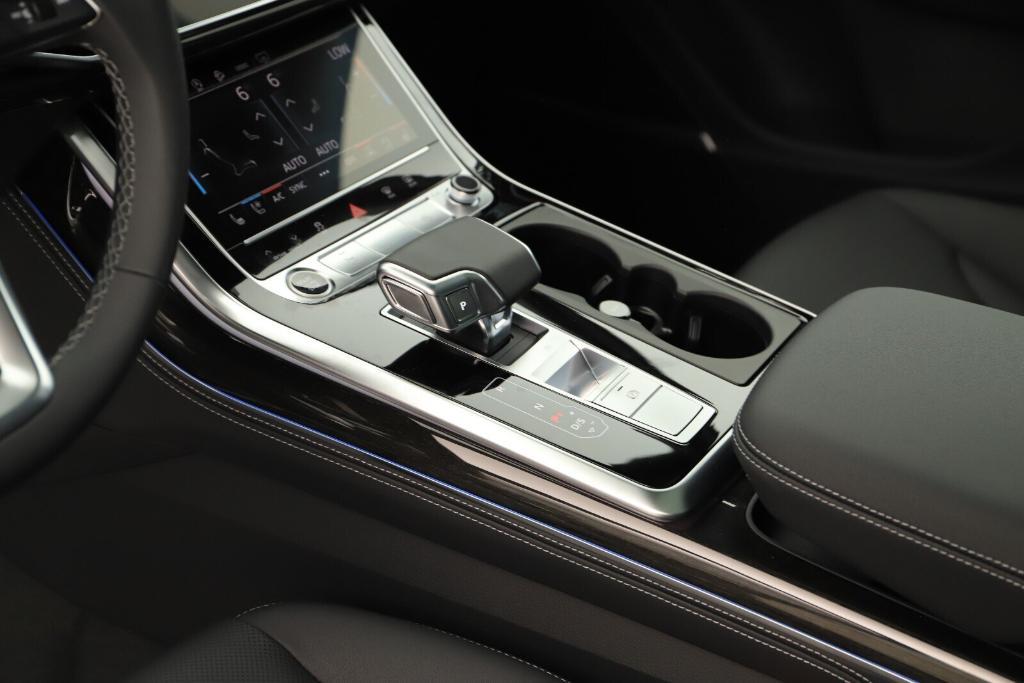 new 2025 Audi Q7 car, priced at $76,770