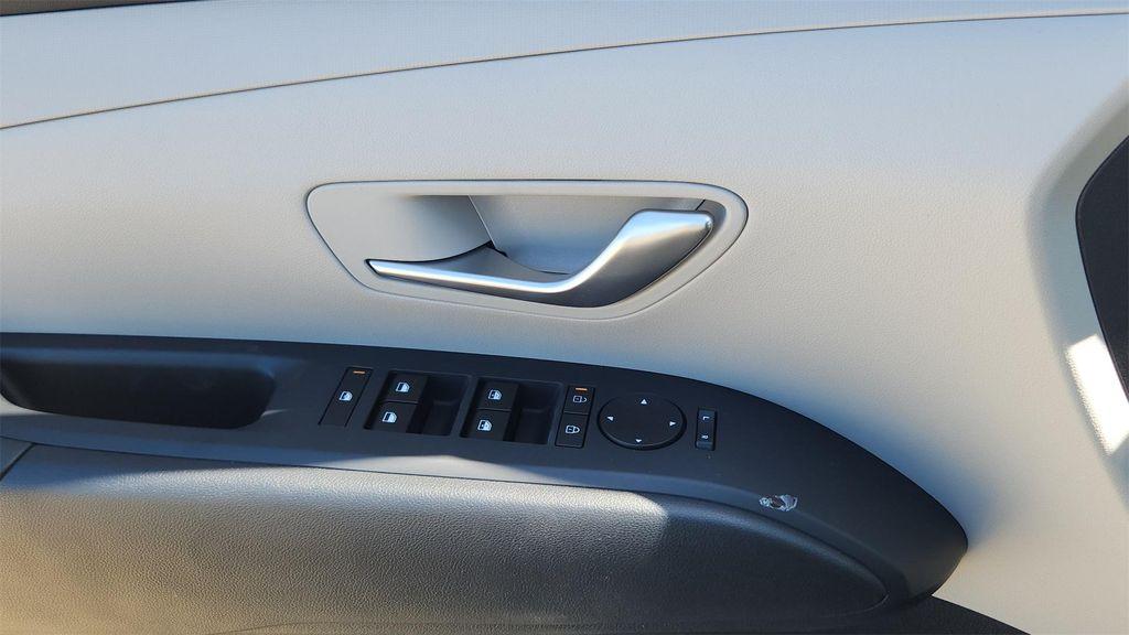 new 2025 Hyundai Tucson car, priced at $30,000