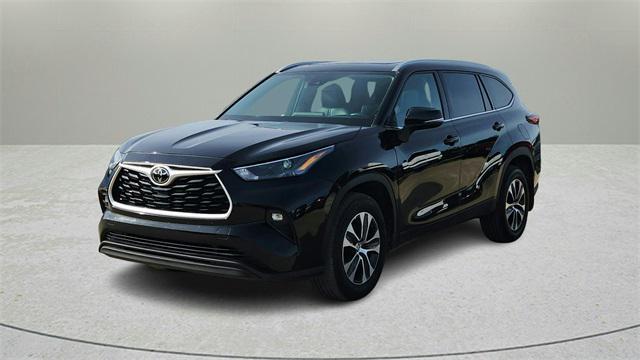 used 2022 Toyota Highlander car, priced at $34,888