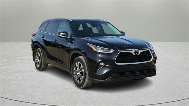 used 2022 Toyota Highlander car, priced at $34,888