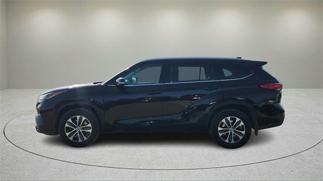 used 2022 Toyota Highlander car, priced at $34,888