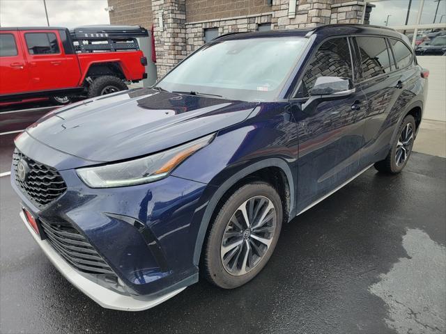 used 2022 Toyota Highlander car, priced at $39,995