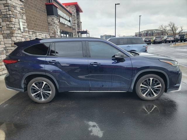 used 2022 Toyota Highlander car, priced at $39,995