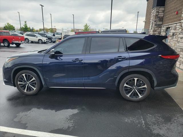 used 2022 Toyota Highlander car, priced at $39,995