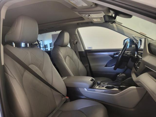 used 2021 Toyota Highlander car, priced at $39,900