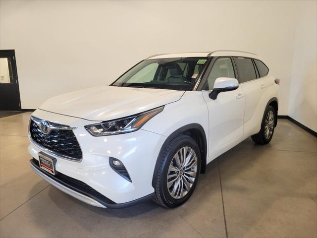 used 2021 Toyota Highlander car, priced at $39,900