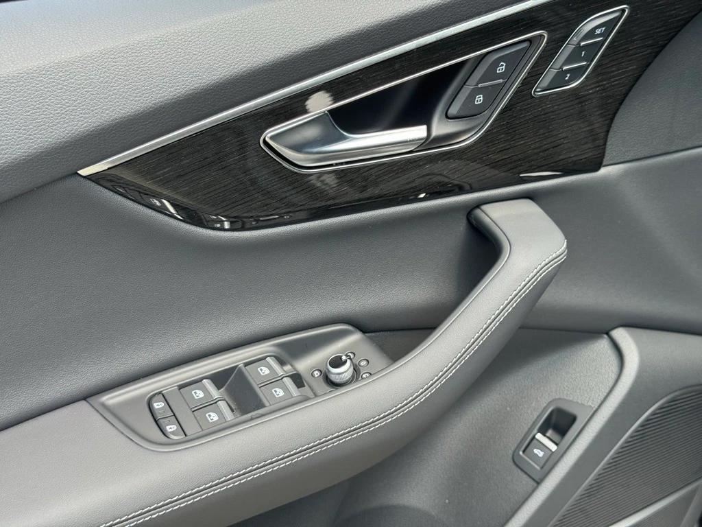 new 2025 Audi Q7 car, priced at $72,250