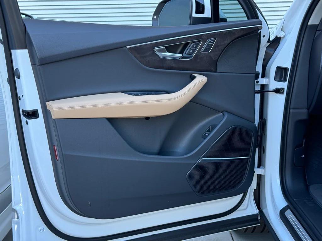 new 2025 Audi Q7 car, priced at $70,155