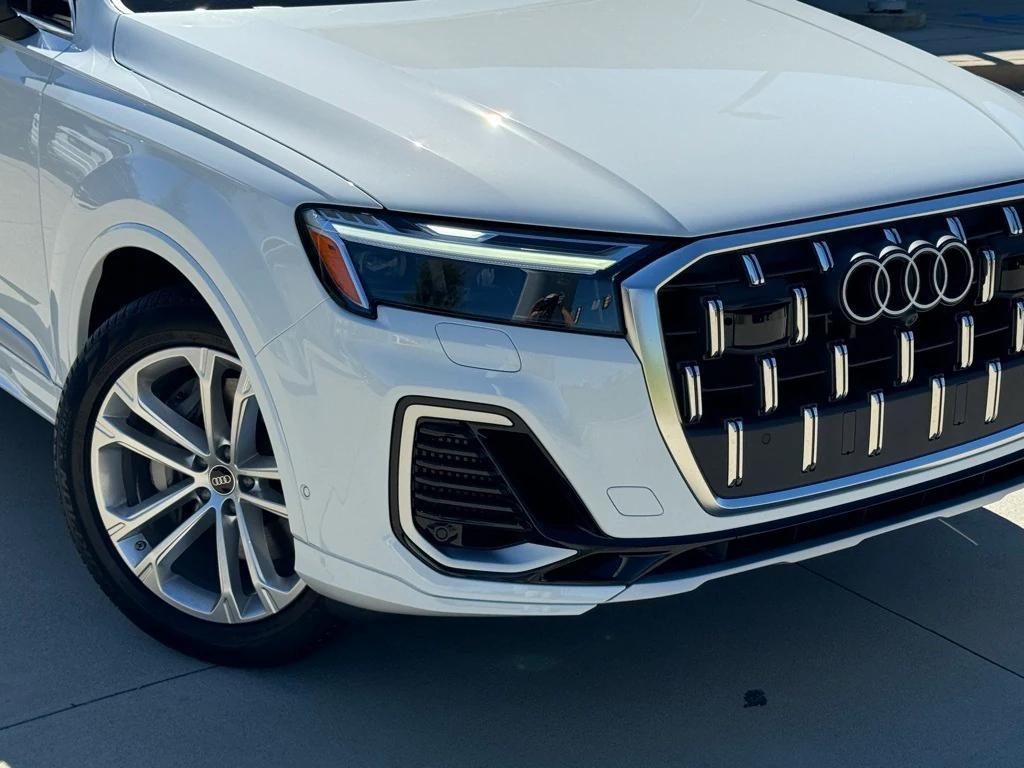 new 2025 Audi Q7 car, priced at $70,155