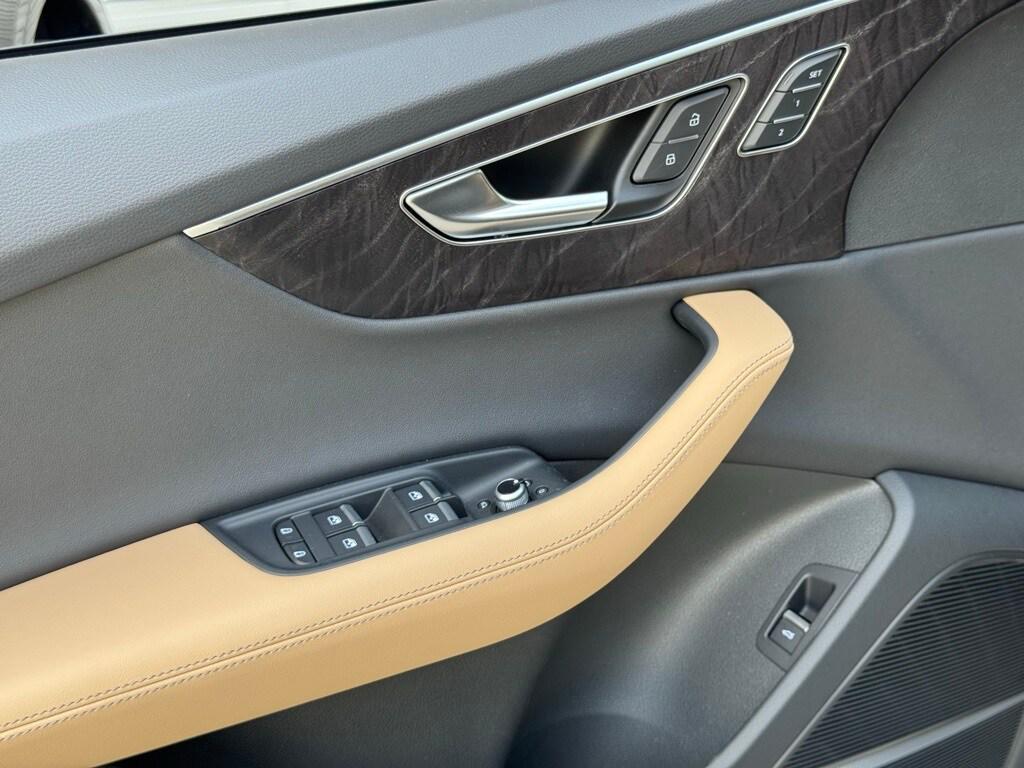 new 2025 Audi Q7 car, priced at $72,250