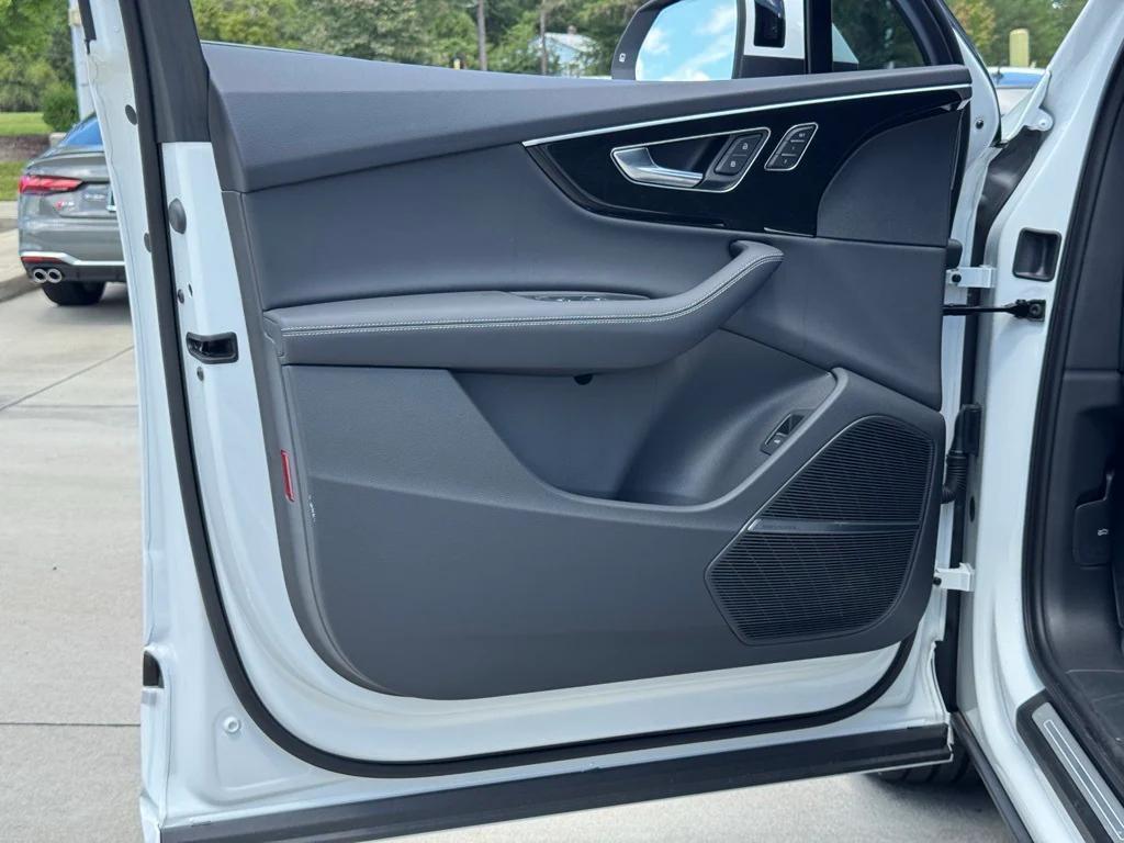 new 2025 Audi Q7 car, priced at $73,450
